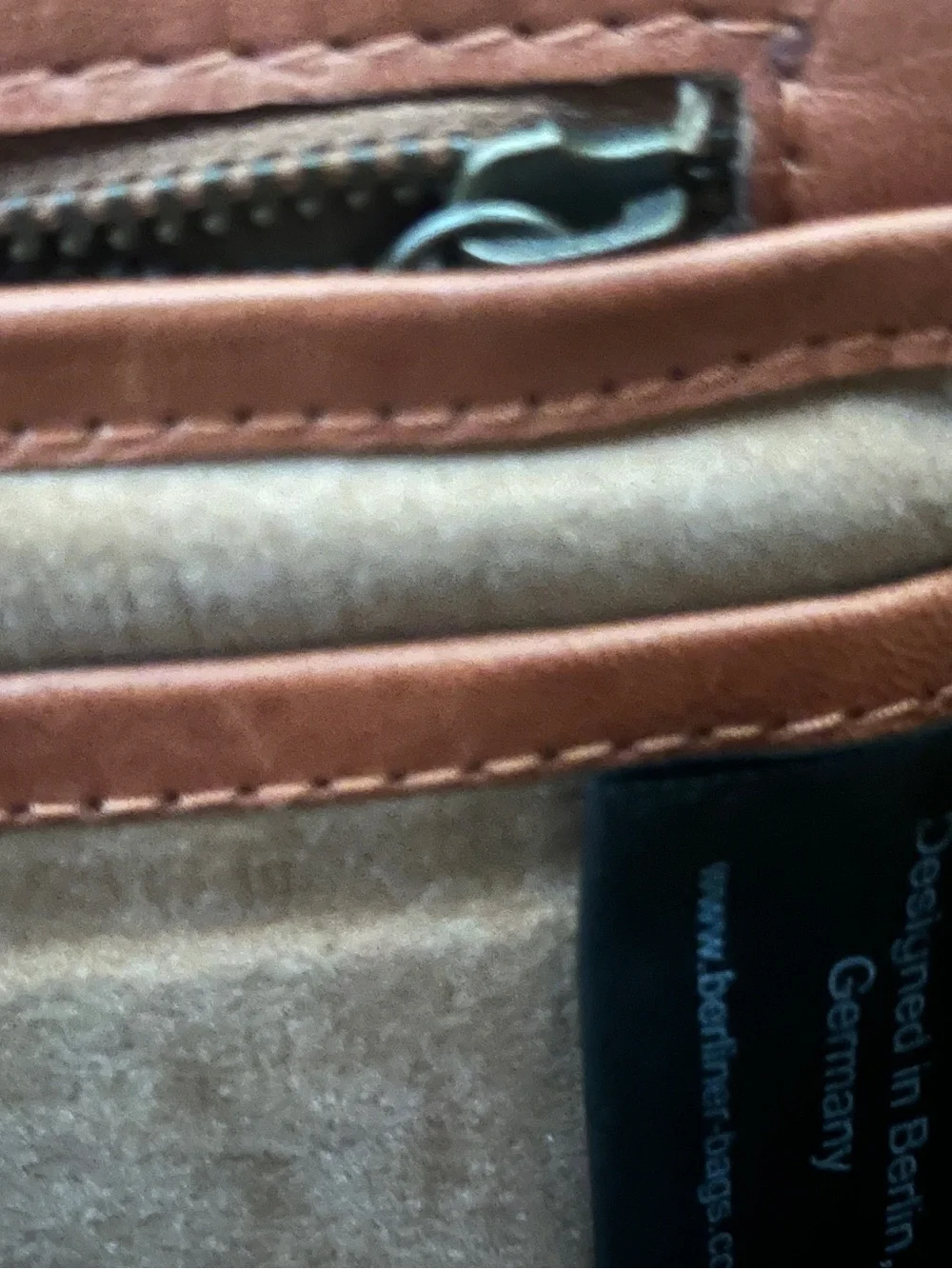 Men's Vin Leather Berliner  Messenger Bag in Cognac Brown - Classic Urban Carry
